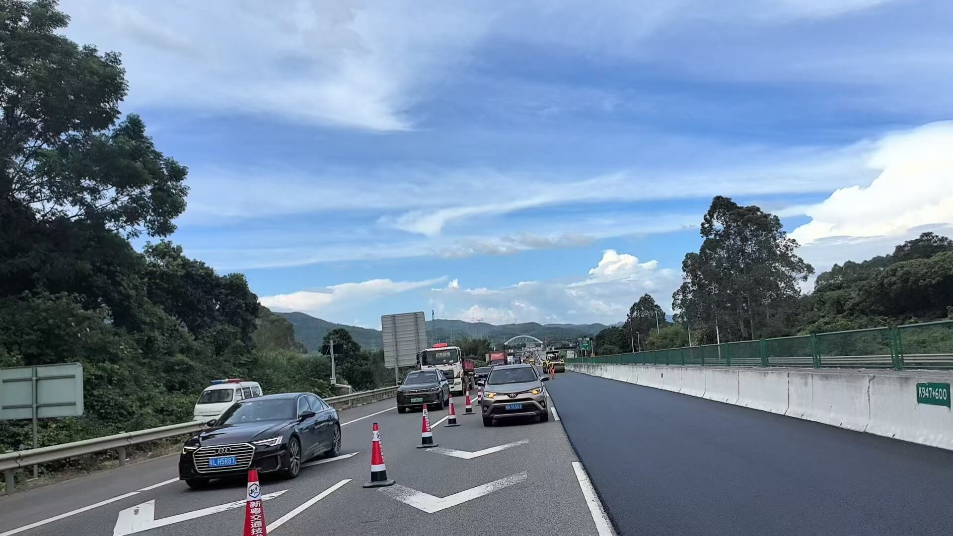 高速超薄沥青摊铺施工