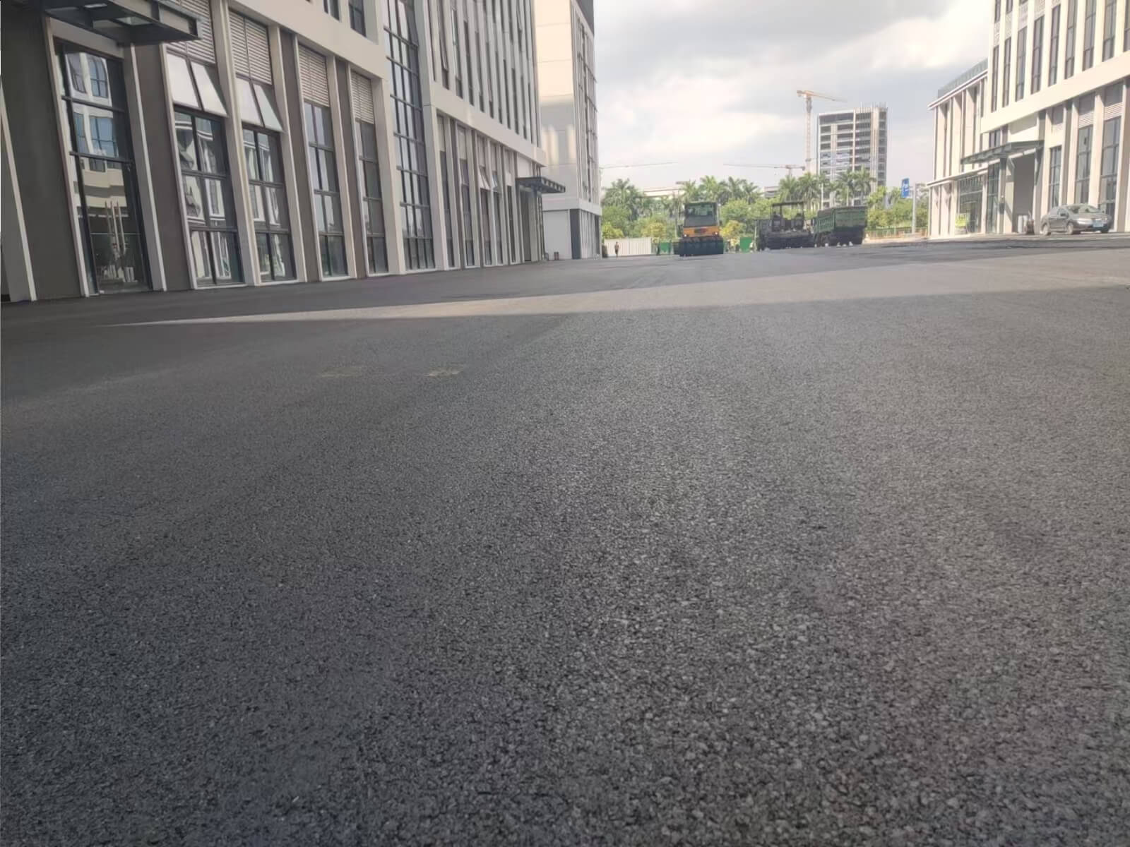 东莞沥青厂家圆满推进洪梅厂区道路摊铺工程