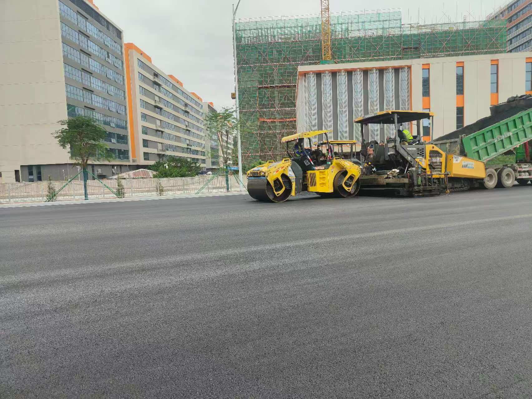 东莞市政道路沥青摊铺施工案例
