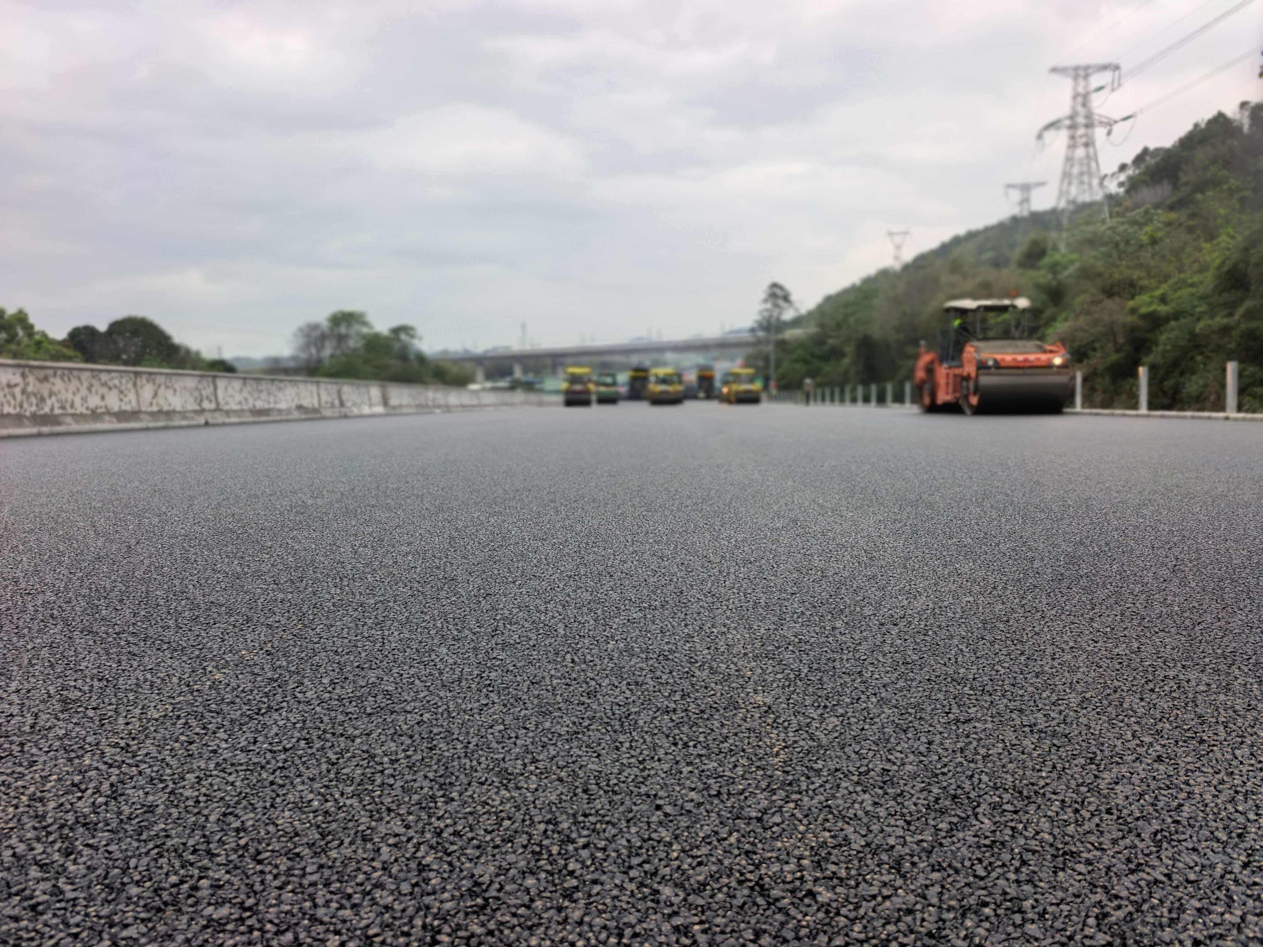 高速公路沥青摊铺施工